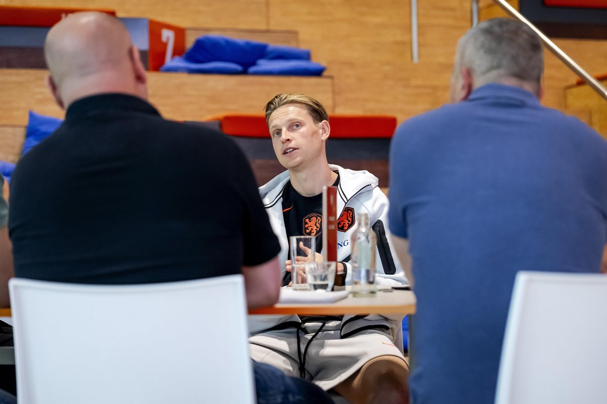 Barcelona potvrdila povredu De Jonga, a on se minut kasnije oglasio žestokom porukom